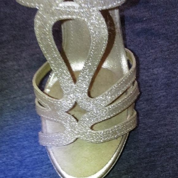 Elegant Tan Strappy Women's Heels There Is A Small Spot frin Storage. - Picture 6 of 9